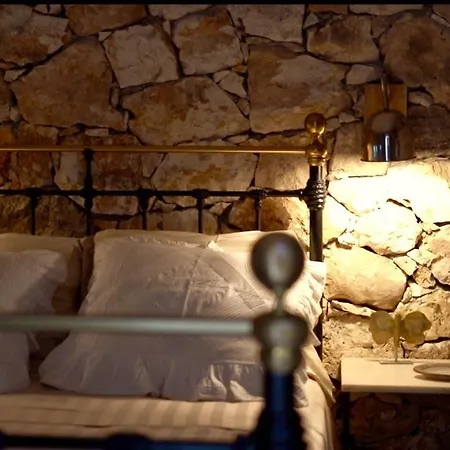 Arterravilla, A Hidden Sanctuary. Vila Makriotika