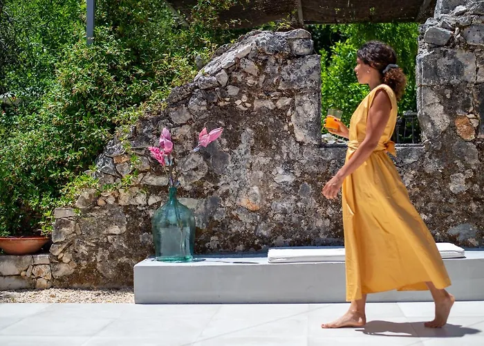 Arterravilla, A Hidden Sanctuary. * Μακριώτικα